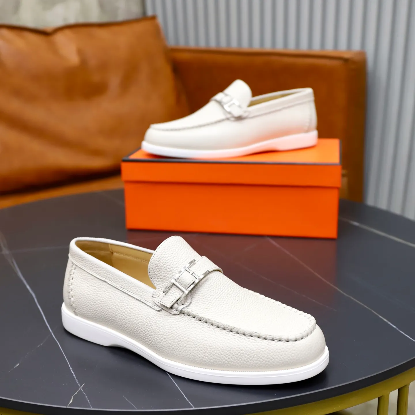 Ex-factory price: 560💰Hermès/Hermès slip-on men's shoes. This shoe is made of imported pebbled cowhide. It has simple and smooth lines and is combined with aerodynamically designed 3CM rubber foam ultra-light soles! Youthful and fashionable, classic H-shaped hardware buckle decoration, calf lining gently wraps the feet, with logo cowhide feet, casual and urban style, highlighting youthful vitality, sports and leisure version, super versatile, code number: 38-39-40-41-42-43-44 standard leather shoe size (45 can be customized but does not support returns)